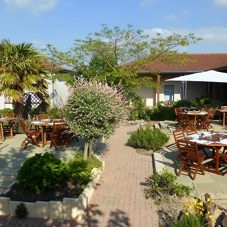 Hotel The Originals City, Le Logis D'elbée, Cholet Nord 2*